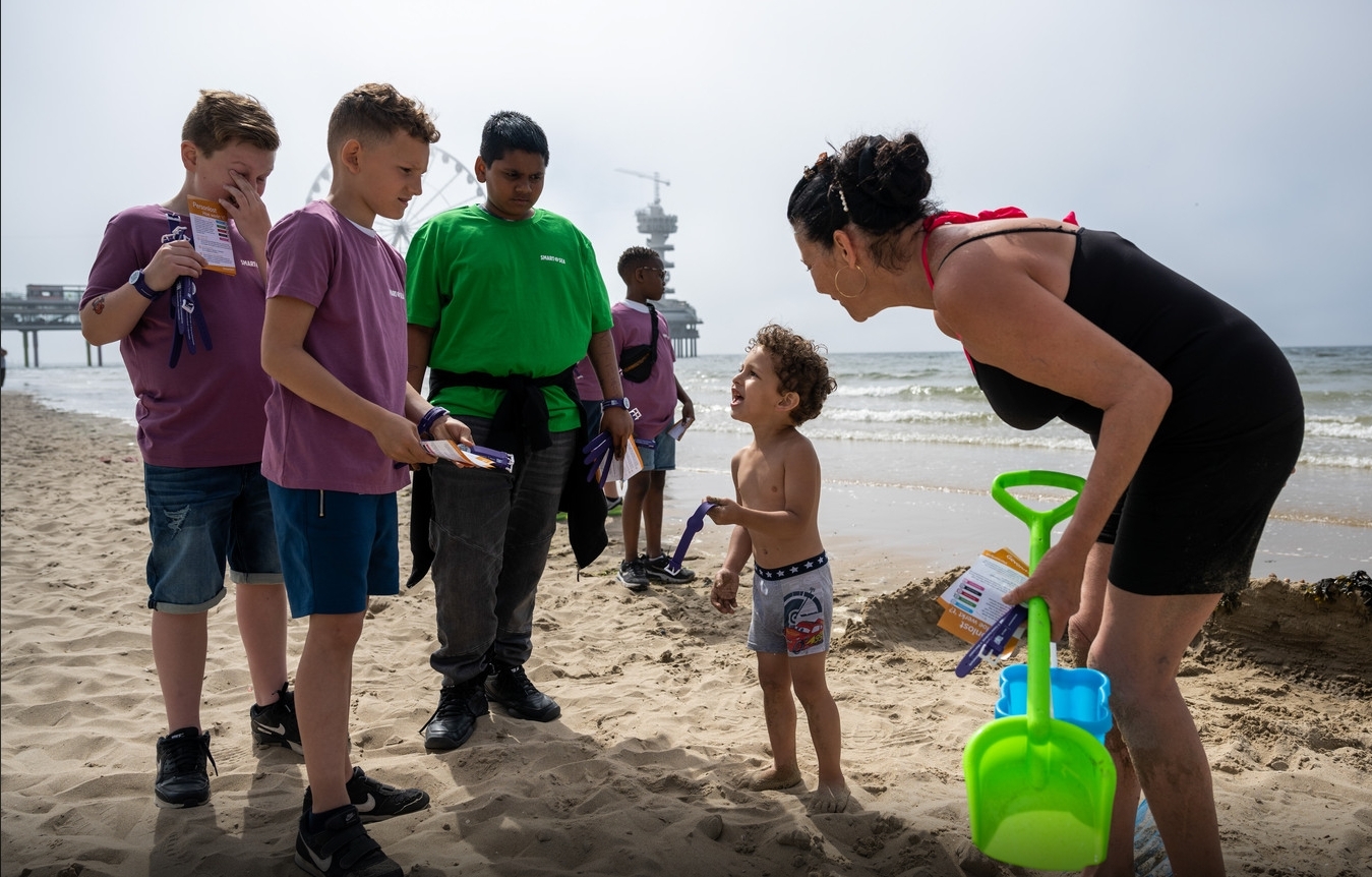Digitaal polsbandje moet strandbezoek Scheveningen veiliger maken voor kinderen
